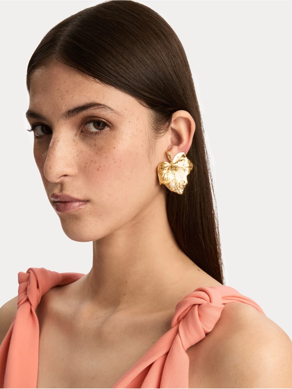 Oscar de la Renta • Ivy Leaf with Pearl Gold Plated Clip- on Earrings - Picture 3 of 15